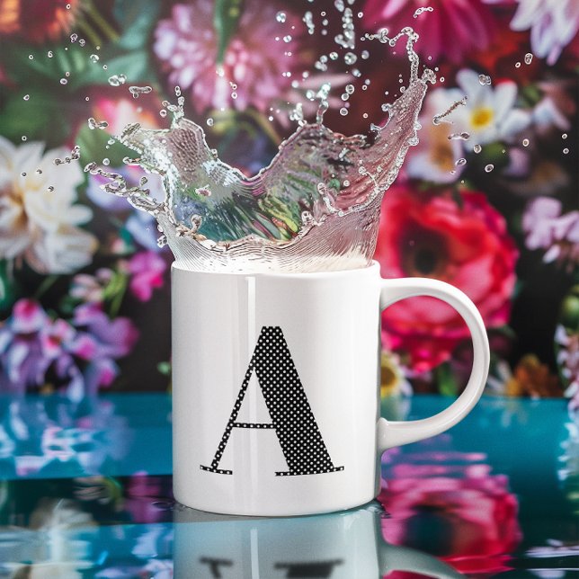 Mug Monogramme à pois noir et blanc (Black and White Polka Dot Monogram Coffee Mug)