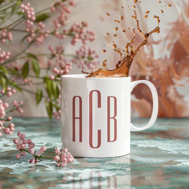 Mug Monogramme à trois lettres en terracotta douce mod (Modern Soft Terracotta Three Letter Monogram Coffee Mug)