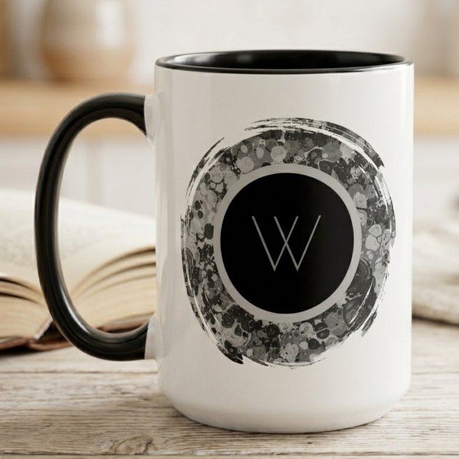 Mug Monogramme Abstrait Monochrome à Coup de Pinceau (Sophisticated brushstroke initial design, perfect for a sleek, modern office or home desk.)