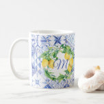 Mug Monogramme bleu floral blanc vert citron<br><div class="desc">La tasse à café monogramme personnalisée de la fête nuptiale pour correspondre à votre thème mariage sera un rappel spécial de ce jour et de la relation spéciale que vous partagez. Une couronne d'agrumes botaniques peinte à la main avec des citrons suspendus, des fleurs blanches et des feuilles vertes sur...</div>