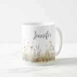 Mug Monogramme Champêtre de Fleurs Sauvages<br><div class="desc">Cette belle tasse à café présente un champ rustique de fleurs sauvages douces à l'aquarelle. Ajoutez un nom pour la personnaliser. Cadeau idéal pour la future mariée,  la demoiselle d'honneur,  la maman,  la meilleure amie ou la fille ! Créé par Simply Farmhouse Press.</div>