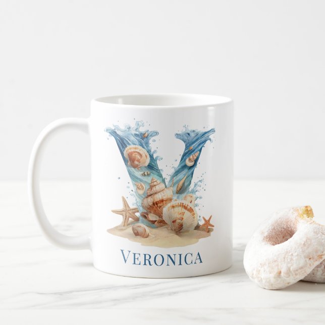 Mug Monogramme côtier personnalisé V Initial Beach (Avec donut)