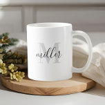Mug Monogramme de calligraphie moderne<br><div class="desc">Tasse à café sur mesure avec un design moderne de monogramme en calligraphie noir et blanc.</div>