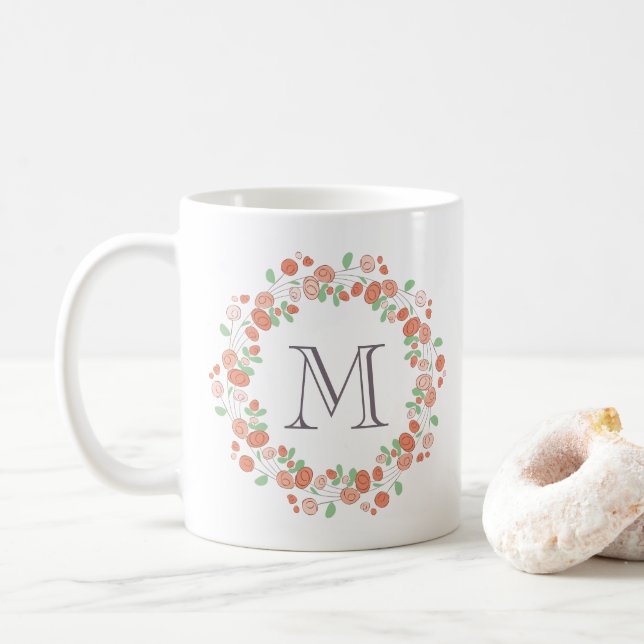 Mug monogramme de couronne de roses coralliens (Avec donut)