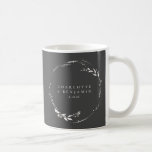 Mug Monogramme de couronne florale noir blanc personna<br><div class="desc">Célébrez l'amour avec cette tasse à couronne de mariage noir personnalisée. Doté d'une conception minimaliste de la couronne botanique, d'une élégante typographie serif et d'un arrière - plan noir élégant, ce mug est un cadeau bien pensé pour les jeunes mariés, les anniversaires ou les faveurs de mariage. Customisez avec des...</div>