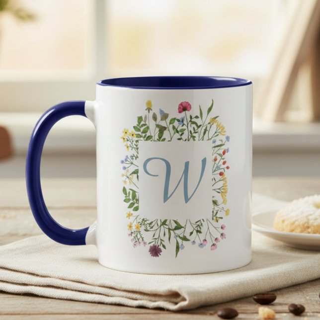 Mug Monogramme de fleur sauvage initiale bleue (Wildflower monogram coffee mug for new homeowners at housewarming celebrations)
