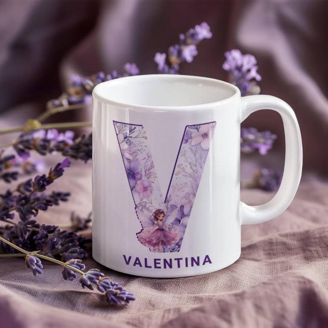 Mug Monogramme de laiton Lilac personnalisé V (Personalized Lilac Fairy Monogram V Coffee Mug)
