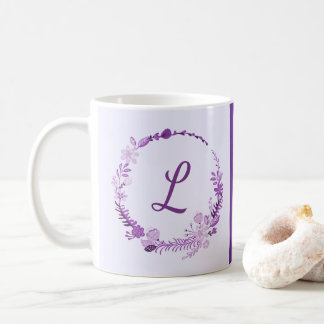 Mug Monogramme de lettre initiale floral violet élégan