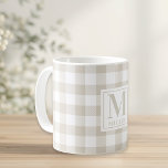 Mug Monogramme de nom de famille à carreaux buffle bei<br><div class="desc">Apportez l'ambiance cosy "Modern Farmhouse" à votre cuisine. Avec un motif intemporel à carreaux buffle (gingham) beige et crème,  personnalisez avec l'initiale et le nom de famille pour un cadeau cosy.</div>