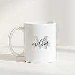 Mug Monogramme de nom de famille en calligraphie moder<br><div class="desc">Propre, audacieux et sophistiqué. Cette tasse présente une grande initiale avec votre nom de famille qui traverse le centre dans une police de calligraphie moderne élégante. Conçue pour la maison minimaliste, c’est aussi un excellent choix pour les cadeaux de mariage, les cadeaux d’anniversaire ou comme un ensemble de tasses assorties...</div>