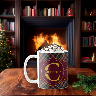 Mug Monogramme de nom de vacances élégant avec houx et