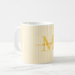 Mug Monogramme de nom moderne avec bande jaune<br><div class="desc">Commencez votre matinée avec style avec cette tasse à café jaune rayée personnalisée, conçue pour apporter un charme intemporel à chaque gorgée. Avec son fond rayé jaune clair et blanc, cette tasse élégante est personnalisée avec votre initiale de monogramme et votre nom complet dans une police de caractères script gracieuse,...</div>