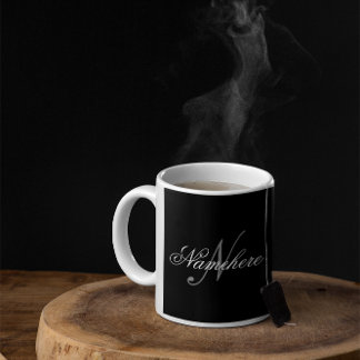Mug Monogramme de nom noir et blanc personnalisé uniqu