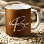 Mug Monogramme de script métallique brossé orange brûl<br><div class="desc">Cette élégante tasse à café personnalisée présente un monogramme et un prénom dans un script moderne beige et blanc sur un arrière - plan en métal brossé orange brûlé.</div>