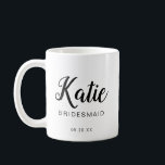 Mug Monogramme de servante d'État moderne et minime<br><div class="desc">Notre tasse à café minime et typographique moderne est un cadeau parfait à donner à votre demoiselle d'honneur. Le design comprend le nom de la femme de chambre est une police de script de style brosse moderne. avec la tuile de la fête de mariage et la date du mariage. De...</div>