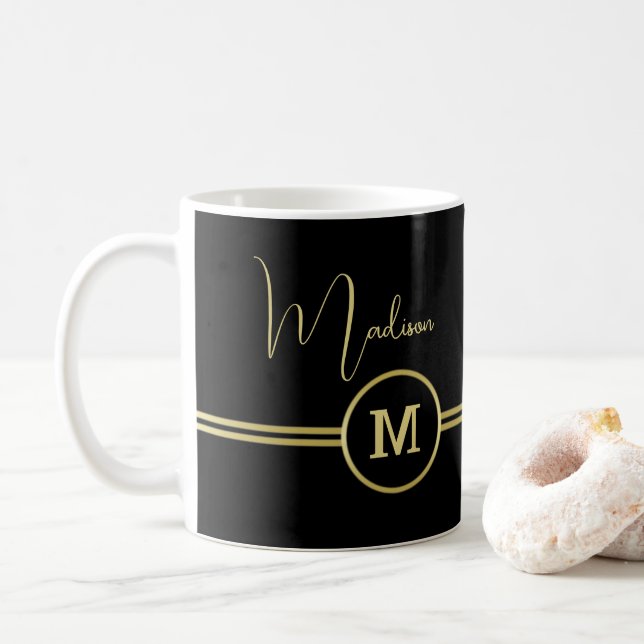 Mug Monogramme de signature or élégant sur fond noir (Avec donut)