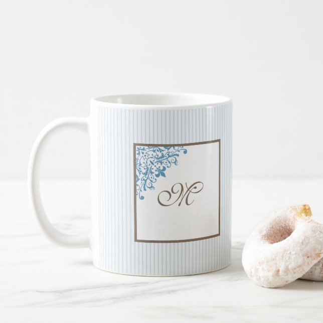 Mug Monogramme de style script Fleur de Lis à rayure b (Avec donut)