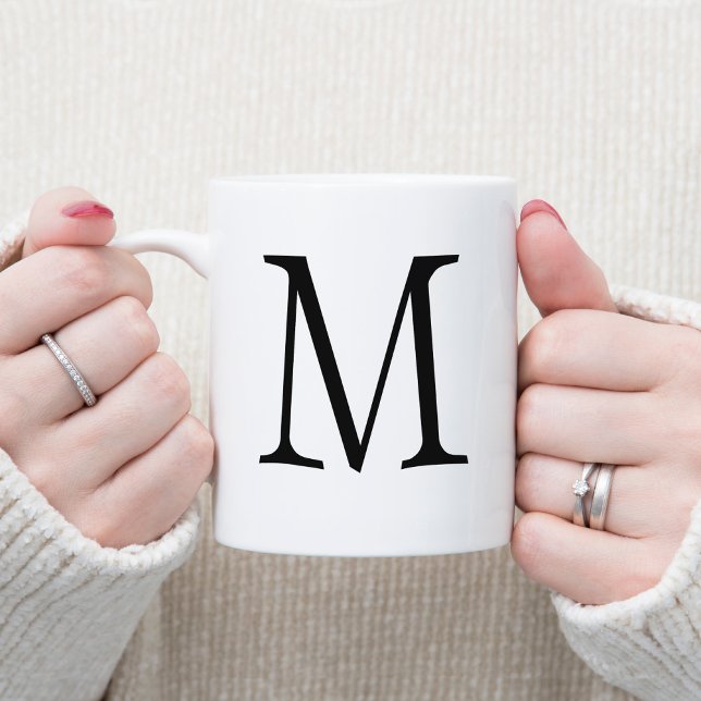 Mug Monogramme décoratif à lettre unique Glam (Modern Minimalist Single Letter Monogram Coffee Cup)
