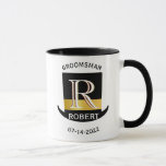 Mug Monogramme d'or noir Nom Groomsman Mariage Faveur<br><div class="desc">Cette tasse de café unique est conçue comme un cadeau pour vos groomsmen. Dispose d'un design amusant avec un chapeau de dessus noir et or contre un arrière - plan blanc. Il y a même une couche unique du monogramme — regardez attentivement et vous verrez trois couleurs, ce qui lui...</div>