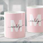 Mug Monogramme Élégant Moderne Rose Pâle<br><div class="desc">Mug de café personnalisé moderne féminin rose blush avec monogramme du nom initial. Ce mug élégant présente un initial bleu gras sur un fond rose blush doux, complété par un nom écrit en élégante écriture noire. Le monogramme est affiché des deux côtés, ajoutant une touche chic et personnalisée sous tous...</div>