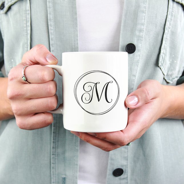 Mug Monogramme en écriture cursive ronde (Round Curly Script Monogram Coffee Mug)