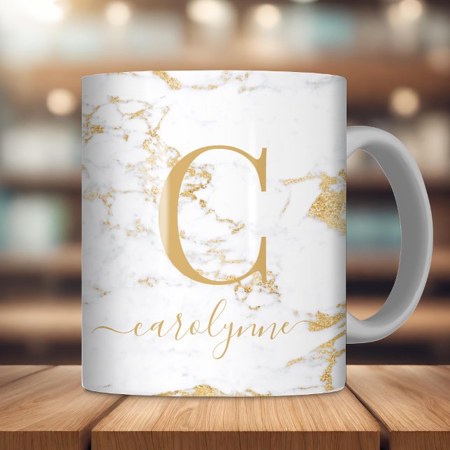 Mug Monogramme en marbre or tendance chic (Chic Trendy Gold Foil Marble Monogram Coffee Mug)