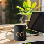 Mug Monogramme en or noir initiales minimaliste modern<br><div class="desc">Un arrière - plan noir classique et chic. Personnalisez et ajoutez vos initiales de monogramme écrites avec des lettres en blocs dorés et votre nom en blanc. Moderne,  tendance et simple.</div>