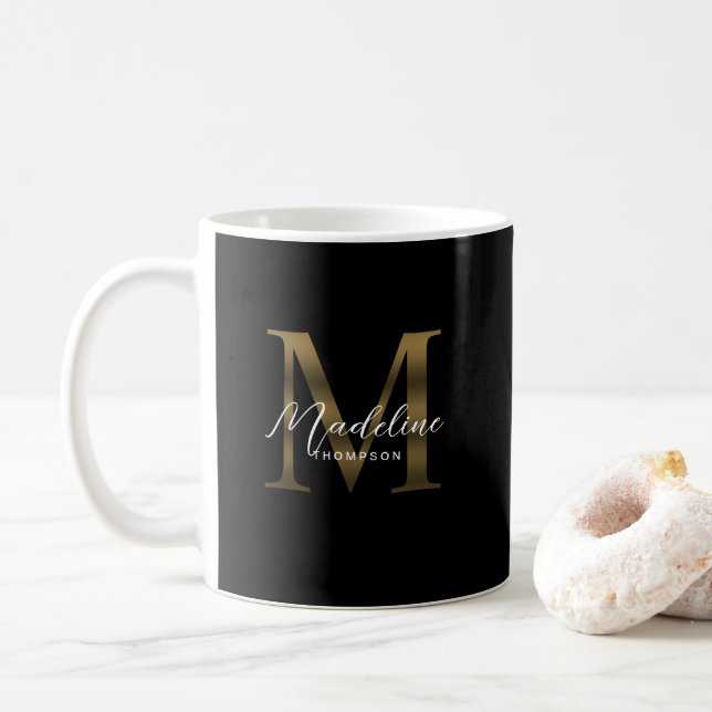 Mug Monogramme en or noir métallique à script simple (Avec donut)