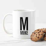 Mug Monogramme et nom personnalisés modernes<br><div class="desc">Monogramme moderne noir et blanc Gras Design avec monogramme personnalisé et nom dans le style de police sans serif moderne en gras. Un cadeau unique pour papa, mari, grand-parents, meilleur homme, groomsmen et plus. Aussi parfait comme cadeau d'anniversaire, cadeau de vacances, cadeau de réunion familiale et pour toutes occasions spéciales....</div>