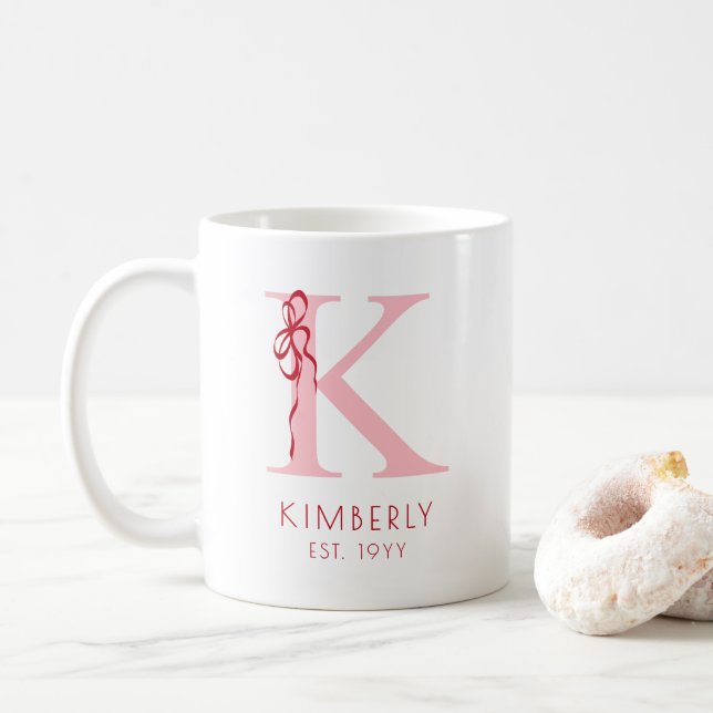 Mug Monogramme Féminin Typographie Élégante Ruban Rose (Avec donut)