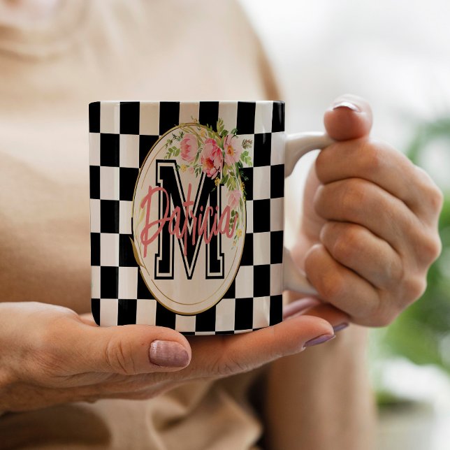 Mug monogramme floral rose damier noir et blanc (Créateur téléchargé)