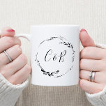 Mug Monogramme Floral Wreath White Script Mariage<br><div class="desc">Cette tasse de mariage élégante présente une couronne florale minimaliste en calligraphie délicate, magnifiquement monogrammée avec vos initiales. Placé contre un arrière - plan blanc immaculé, le design respire la simplicité et la grâce, ce qui en fait un endroit idéal pour votre journée spéciale. La couronne florale sobre apporte une...</div>