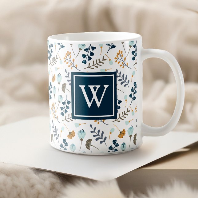 Mug Monogramme Hiver Floral Botanique Marine (This mug features a winter-inspired botanical floral with a monogram in navy.)