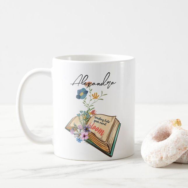 Mug Monogramme Joli graphique dessin fleurs avec livre (Avec donut)