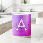 Mug Monogramme métallique violet Nom et initiale<br><div class="desc">Monogramme en acier inoxydable violet Faux Nom et première tasse de café. La tasse à café est le cadeau idéal pour les amateurs de design métallique de luxe.</div>