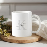 Mug Monogramme Moderne Classique Cadeau de demoiselle<br><div class="desc">Bouteille de café cadeau conçue sur mesure pour femme de ménage avec monogramme de style moderne classique avec initiale et nom personnalisés.</div>