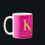 Mug Monogramme moderne femme d'honneur rose chaud<br><div class="desc">Il s'agit d'un monogramme moderne et personnalisé et d'un nom pour votre femme d'honneur. Ce design élégant est dans les couleurs vives tendance, rose chaud et jaune orangé, avec typographie élégante. Il est parfait comme un cadeau personnalisé pour votre Maid of Honor et idéal comme une fête de mariée merci...</div>