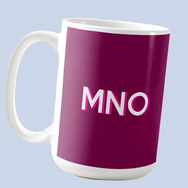 Mug Monogramme moderne Ombre initiale de goutte cerise (Modern drop shadow typography personalized monogram initials coffee cup in dark cherry magenta pink)
