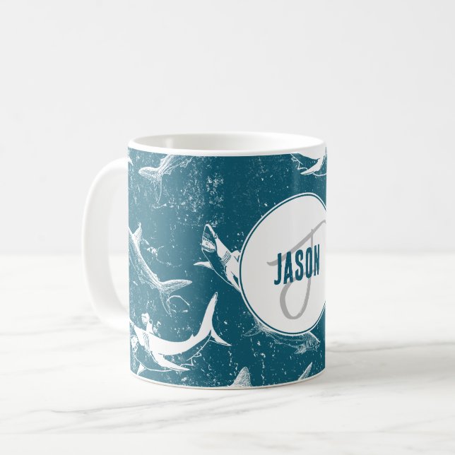 Mug Monogramme Motif de requins bleus en détresse (Devant gauche)