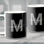 Mug Monogramme Noir Blanc Luxueux<br><div class="desc">Mug personnalisé avec monogramme en noir et blanc à l'écriture initiale moderne. Ce mug élégant au monogramme combine un style minimaliste moderne avec un look simple et élégant, parfait pour tout amateur de café ou de thé. Avec une initiale grise en gras sur fond noir et un nom en écriture...</div>