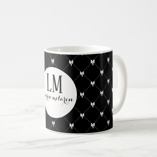 Mug Monogramme noir et blanc à nœud papillon en script (Devant droit)