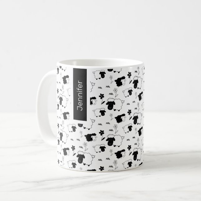 Mug Monogramme noir et blanc des moutons mignons (Devant gauche)