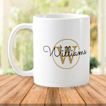 Mug Monogramme or noir Nom de script élégant<br><div class="desc">Mug classique en monogramme noir et or. Vous pouvez personnaliser le nom,  monogramme et customiser la police et les couleurs pour créer votre propre design unique. Conçu par Thisisnotme©</div>