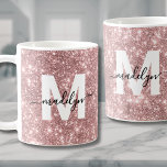 Mug Monogramme Pailleté Rose Gold<br><div class="desc">Mug de café personnalisé rose poudré et or rose pailleté. Ce mug chic et moderne présente une initiale blanche glamour dans un style audacieux et minimaliste sur un magnifique fond à motif pailleté or rose (remarque : l'effet pailleté est imprimé, pas de vraies paillettes) avec un nom écrit en élégante...</div>