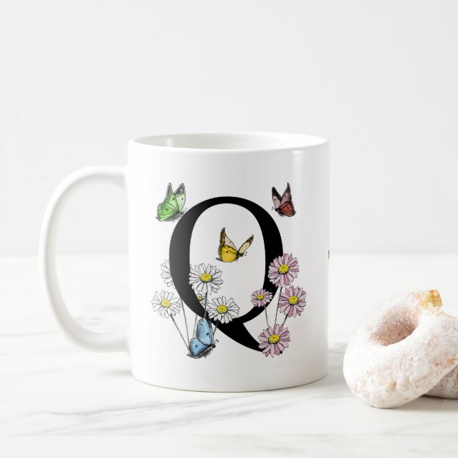 Mug Monogramme papillon floral initial Q (Avec donut)