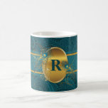 Mug Monogramme Peacock turquoise et or<br><div class="desc">Cette tasse Peacock monogrammée coordonne avec tous les produits de notre Collection Peacock exclusive au SalonOfArt. Des teintes turquoises et dorées,  des plumes de paon et une impression de cachemire montrent votre monogramme.</div>