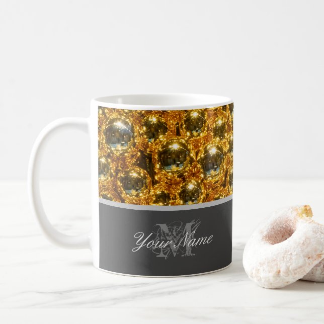 Mug Monogramme personnalisable avec boules de noël dor (Avec donut)
