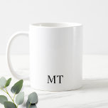 Mug Monogramme personnalisé classique<br><div class="desc">Cadeaux Monogrammes personnalisés avec monogramme initial personnalisé de 2 lettres dans le style de police serif classique noir. Parfait comme cadeaux de vacances,  cadeaux de fête des pères pour papa,  cadeaux de groomsmen et plus.</div>