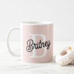 Mug Monogramme Personnalisé Moderne et Nom Rose Pâle<br><div class="desc">Nous vous présentons notre tasse à café rose pastel personnalisée avec monogramme et nom moderne, un ajout charmant à votre routine matinale ou un cadeau attentionné pour quelqu'un de spécial. Cette tasse à café présente un design moderne dans un rose pastel doux, personnalisé avec votre monogramme et votre nom pour...</div>