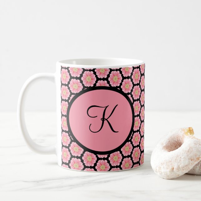 Mug Monogramme personnalisé rose et noir floral (Avec donut)